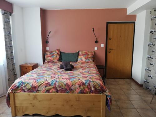 une chambre avec un lit sur lequel est assis un chat dans l'établissement Joli Studio, à La Celle-sous-Gouzon