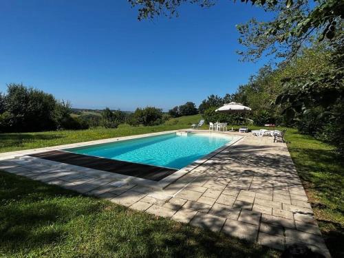 une piscine au milieu d'une cour dans l'établissement Le Paradis Saint Frajou, very beautiful Villa 200m2 swimming pool and style, à Saint-Frajou