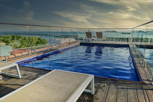 Bazén v ubytování Best Location & Rooftop Pool Apto With Elevator nebo v jeho okolí
