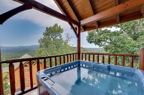 un jacuzzi en el balcón de una casa en Eagles Nest by Venture Smoky Mountains, en Sevierville