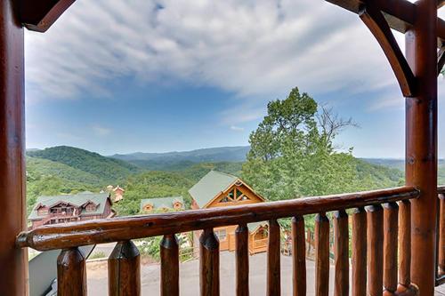 una vista desde el balcón de una casa en Eagles Nest by Venture Smoky Mountains, en Sevierville