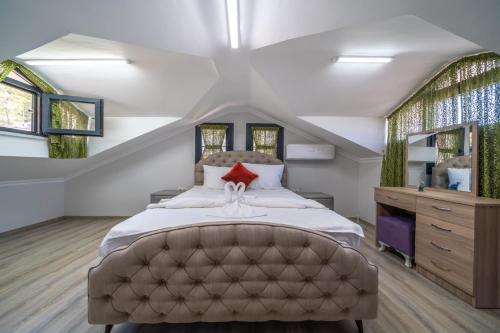 ギョジェクにあるVilla Kayaのベッドルーム(大型ベッド1台、窓付)