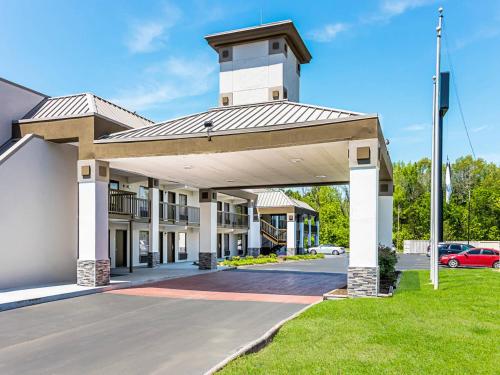 a large building with a garage in a parking lot at Farragut Inn & Suites in Knoxville