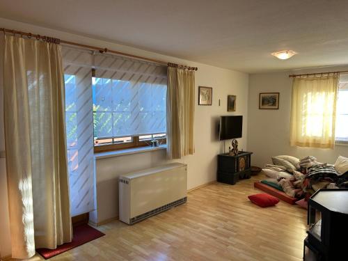 salon z dużym oknem i kanapą w obiekcie Lisa & Gretl's Alpen Chalet - 10 Min zur Piste w mieście Saalfelden am Steinernen Meer