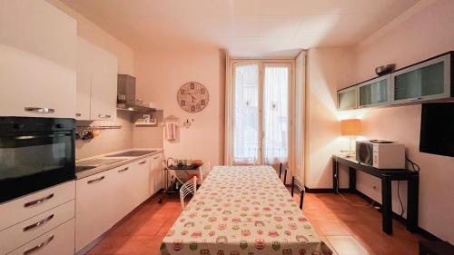 une cuisine avec une table au milieu dans l'établissement Dimora Storica, à Milan