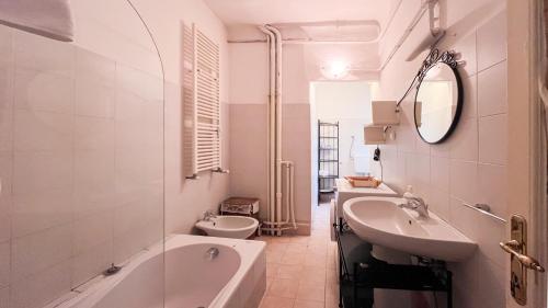 une salle de bain avec un lavabo, une baignoire et des toilettes dans l'établissement Dimora Storica, à Milan