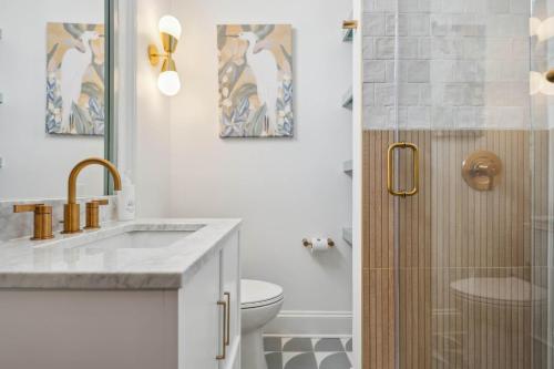 Bilik mandi di Beautiful Renovated Apartment One Block from King
