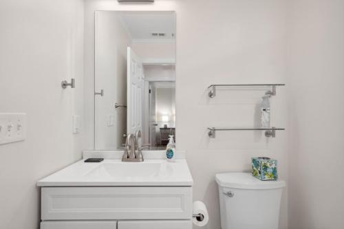 ein weißes Badezimmer mit Waschbecken und Toilette in der Unterkunft 1016 Sparrow Pond Cottage by Akers Ellis Rentals in Kiawah Island