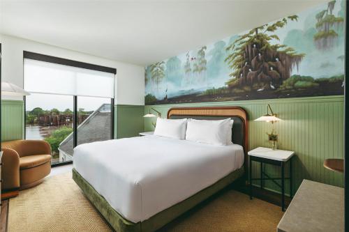 门罗The Hotel Monroe, Tapestry Collection By Hilton的一间带床和大窗户的酒店房间
