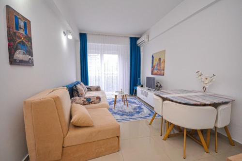 a living room with a couch and a table at DaSU 1 CENTAR in Bar
