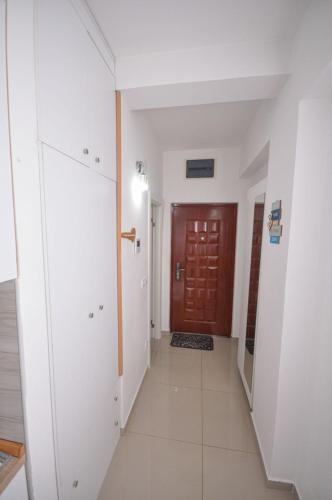 a hallway with a door and a tile floor at DaSU 1 CENTAR in Bar
