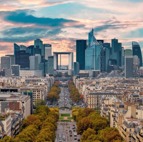 a cityscape of a city with many tall buildings at Appartement Confort - Puteaux La Défense in Puteaux