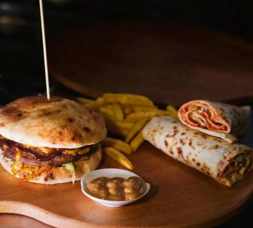 talerz jedzenia z kanapką, chipsami i burrito w obiekcie ريمون هاوس w mieście Kafr Khall