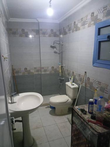 łazienka z prysznicem, toaletą i umywalką w obiekcie ريمون هاوس w mieście Kafr Khall