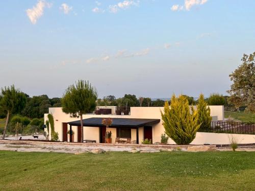 a house in the middle of a field at Quinta do Pé da Charca in São Vicente do Paul