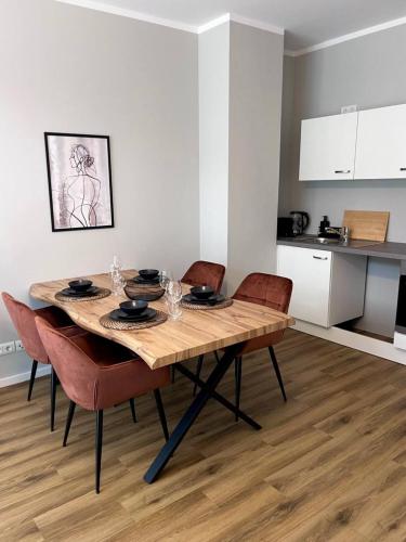 a dining room table and chairs in a kitchen at Dresden Frauenkirche 8 Personen in Dresden