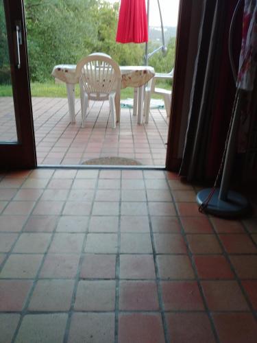 Photo de la galerie de l'établissement maison avec jolie vue, à Saint-Léon-sur-Vézère