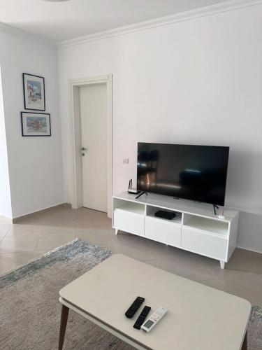 TV a/nebo společenská místnost v ubytování Apartment near Lungo Mare beach