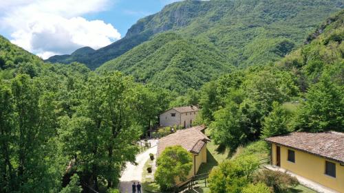 a village in a valley with mountains in the background at Agriturismo La Ferrera in Varco Sabino