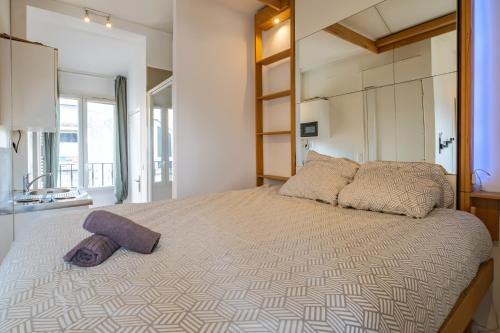 une chambre avec un grand lit dans une pièce dans l'établissement Charming Studio - Eiffel Tower, à Paris