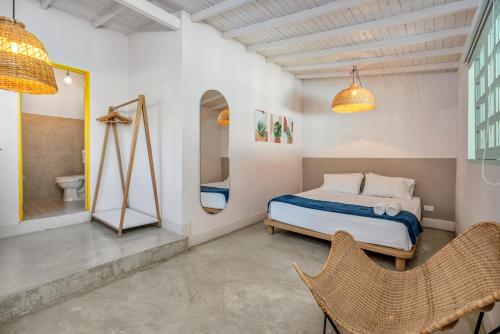 a bedroom with a bed and a bathroom at Apartamentos Primavera Manila by HOUSY HOST in Medellín