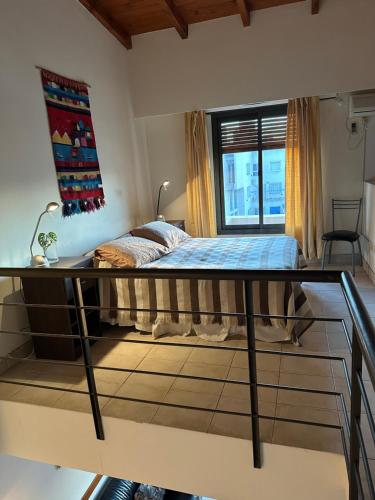 a bedroom with a bed and a glass table at Departamento con Balcón y Asador in Río Cuarto