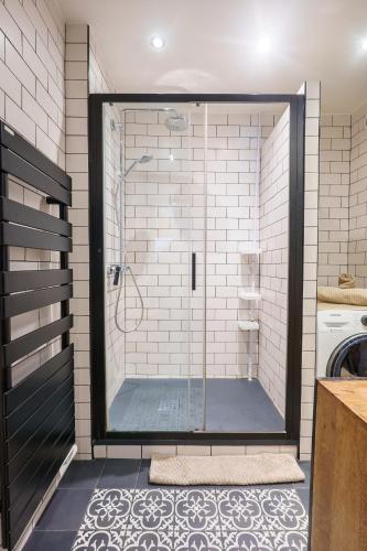 une douche avec une porte vitrée dans une salle de bain dans l'établissement Nice - Appartement 3P, à Nice