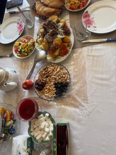 ゲストハウスの敷地内または近くでの食事または食べ物