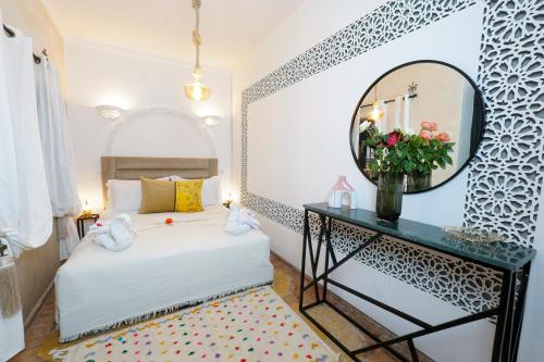 Ένα ή περισσότερα κρεβάτια σε δωμάτιο στο Riad Darna 4 chambres avec piscine et petit déjeuner