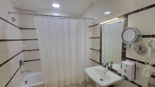 达曼صفاء المسكن的带水槽和浴帘的浴室