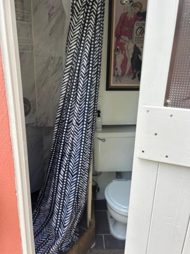 Et badeværelse på Big Red Lodge Cottage