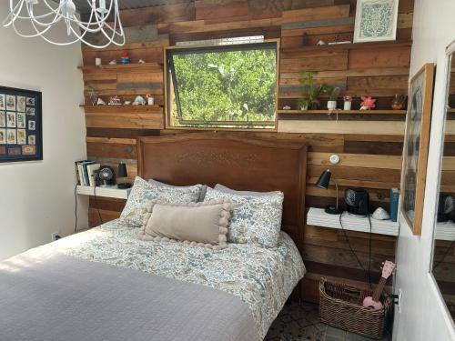 En eller flere senge i et værelse på Big Red Lodge Cottage