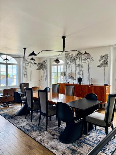 une salle à manger avec une table et des chaises dans l'établissement La villa Medusa, à Paimpol