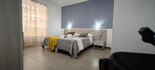 Una cama o camas en una habitación de A Due Passi dal Mare