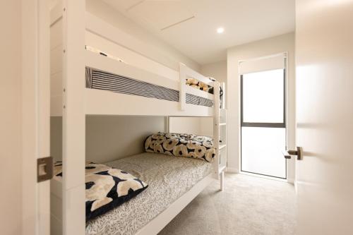 Ένα ή περισσότερα κρεβάτια σε δωμάτιο στο Brand New 3BR Home with Parking