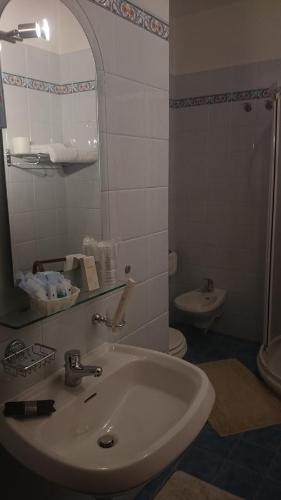 Un baño de Hotel Pescetto