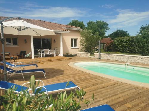 une terrasse avec une piscine et des chaises ainsi qu'une maison dans l'établissement villa near ocean with swimming pool, à Bias