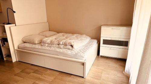 - une petite chambre avec un lit et une cuisinière dans l'établissement Studio spacieux avec terrasse, à 150m de la plage, à Antibes