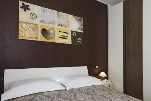 sypialnia z łóżkiem i obrazem na ścianie w obiekcie Brick House Treviso w mieście Treviso