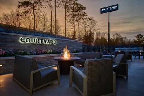 a patio with chairs and a fire pit in a restaurant at Courtyard Wausau in Wausau