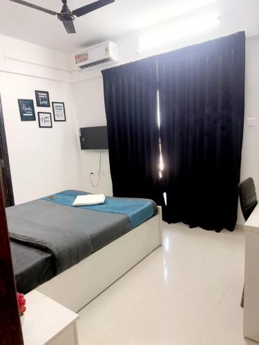 Ένα ή περισσότερα κρεβάτια σε δωμάτιο στο Luxury Spacious 3bhk Apartment