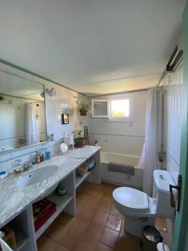 Ένα μπάνιο στο LA BARNOVA - little gem loft in L'Empordà