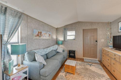 un salon avec un canapé et une télévision dans l'établissement 2 Mi to Anna Maria Island Newly Built Home!, à Bradenton