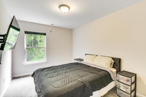 Una cama o camas en una habitación de Walk to Dining Sleek Hampton Home with Deck!