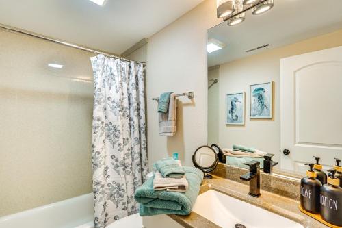 Lake and Pool Access Lazy Days Condo with Balcony! 욕실