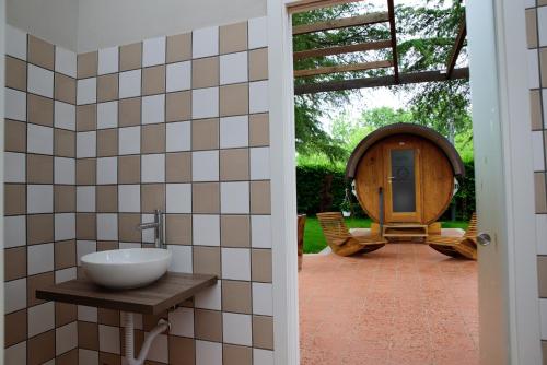 un bagno con lavandino e patio di Rifugio DiVino - Dormire in una Botte - Esperienza unica di Glamping a Castelfranco