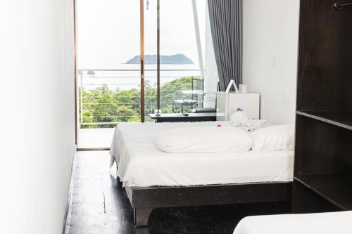 Postel nebo postele na pokoji v ubytování El Faro Containers Beach Hotel