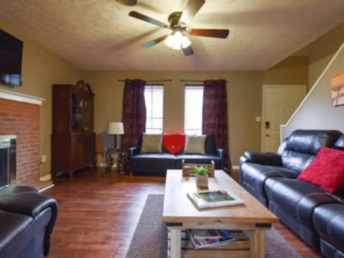 Et tv og/eller underholdning på Huge Yard & Mins to UGA - The Glory Glory Doghouse