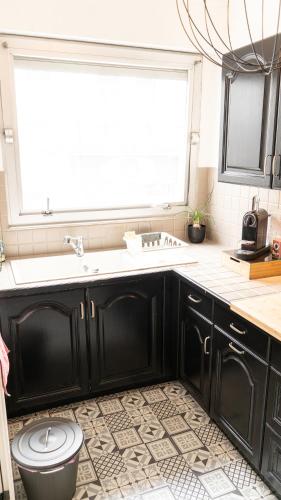 une salle de bain avec toilettes, lavabo et fenêtre dans l'établissement T2 Cosy centre ville proche gare, à Tourcoing