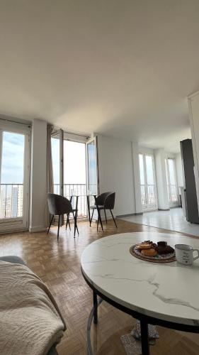 un salon avec une table et quelques chaises dans l'établissement Choisy Royal Séjour, à Choisy-le-Roi